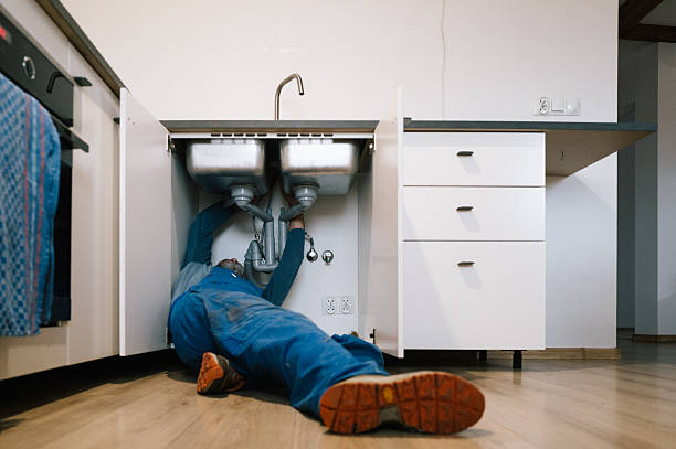 Professional Emergency Plumber technician working in Rolling Meadows, IL